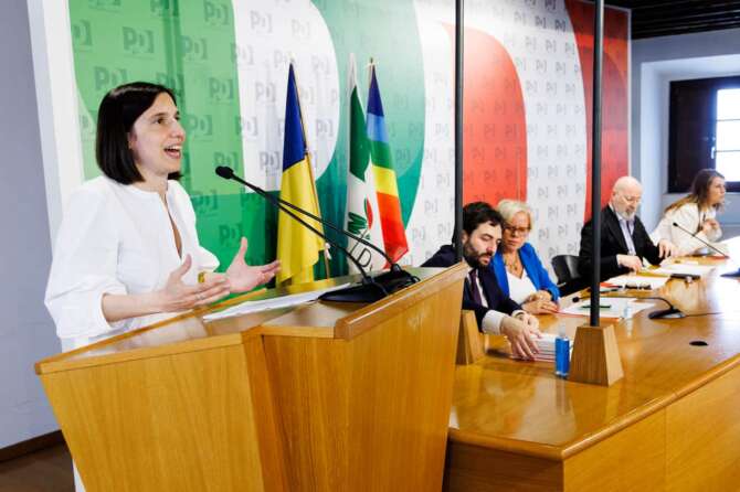 Direzione Pd, Schlein lancia “l’estate militante” e tira dritto: “Da soli non si vince, chi non condivide la linea lo ammetta”