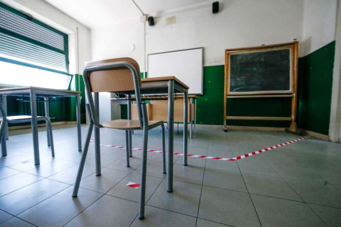 Cade dal secondo piano della scuola: 12enne morta sul colpo, sul banco aveva lasciato un bigliettino