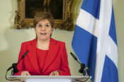 Terremoto in Scozia, arrestata (e rilasciata) l’ex premier Sturgeon: l’indagine sui fondi distratti al partito