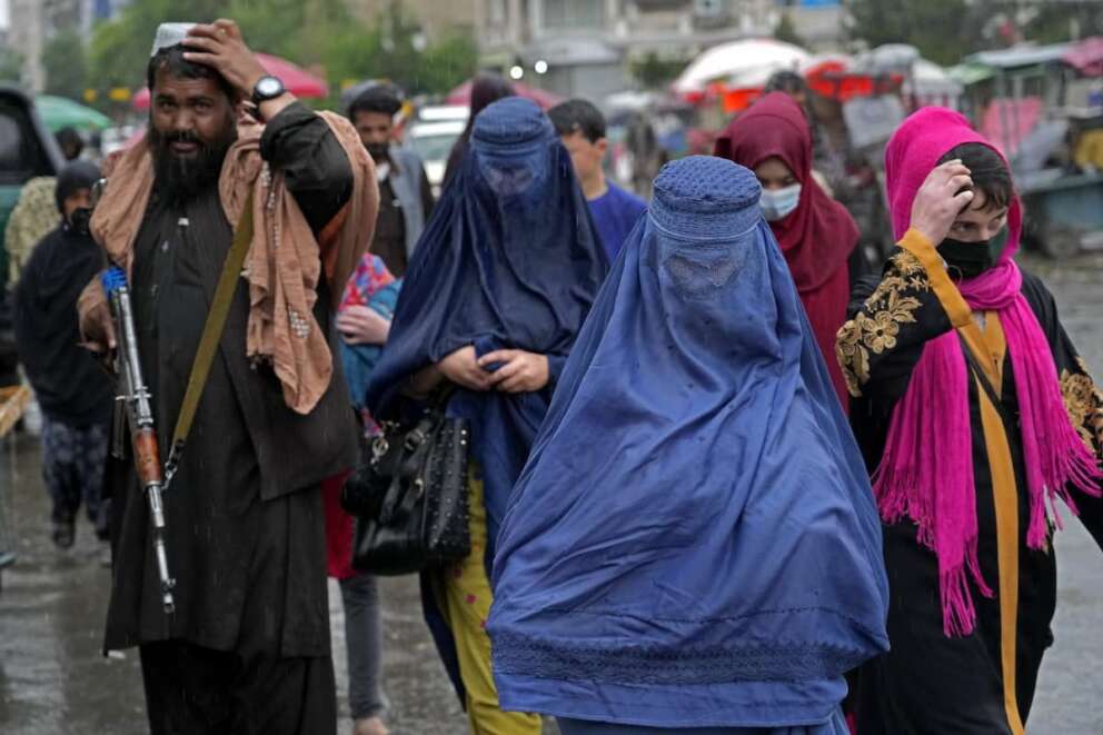 Donne bandite da parrucchieri e centri bellezza: l’ultimo divieto dei talebani in Afghanistan