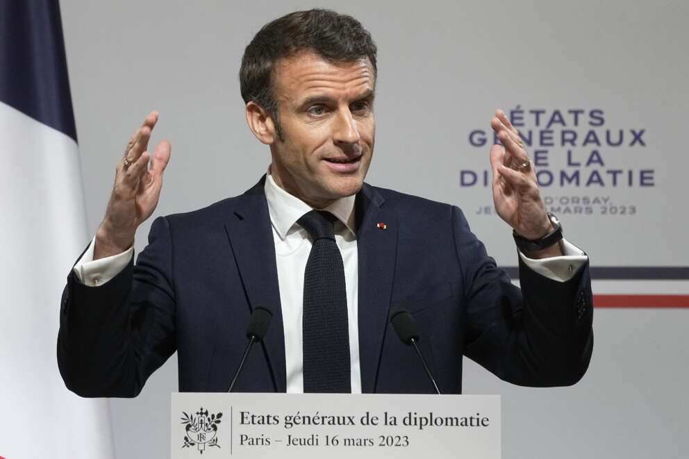 Emmanuel Macron durante gli stati generali della diplomazia