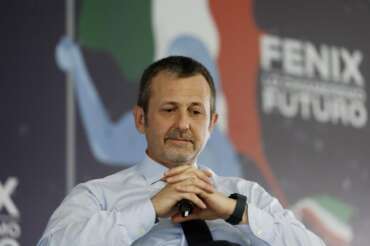 Cos’è l’imputazione coatta: il caso Delmastro e l’attacco del ministero della Giustizia