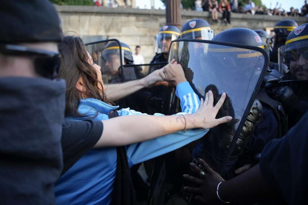 Francia nel caos, altri 700 arresti dopo la morte di Nahel: assaltata casa di un sindaco, appello a fermare le violenze dalla nonna del 17enne