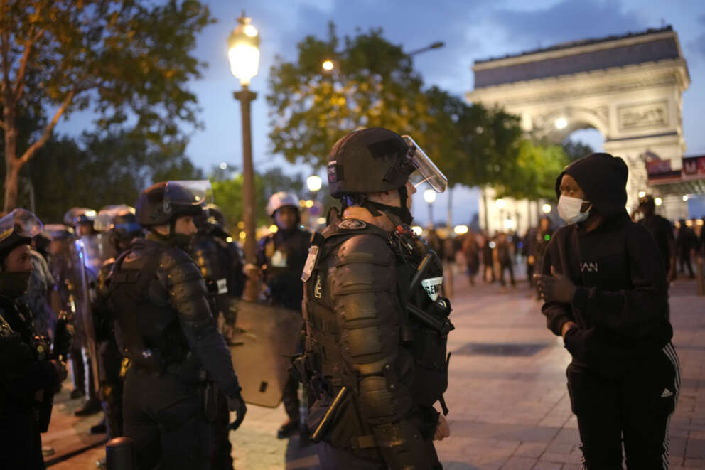 Dispiegamento della polizia a Parigi dopo i disordini dei giorni scorsi