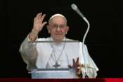 “Gay e trans vanno accolti, la Chiesa cambia”: le sberle di Papa Francesco alla destra