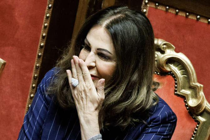Daniela Santanché resta ministro e diventa un impiccio per il governo Meloni