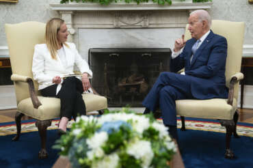 Meloni svende l’Italia a Biden: c’era una volta il sovranismo