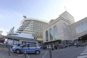 Crociera nel Mediterraneo, 15enne denuncia stupro a Napoli: “Violentato da un inserviente”