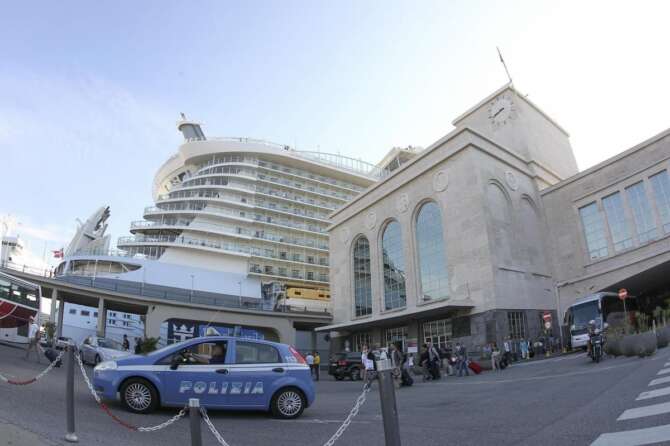 Crociera nel Mediterraneo, 15enne denuncia stupro a Napoli: “Violentato da un inserviente”
