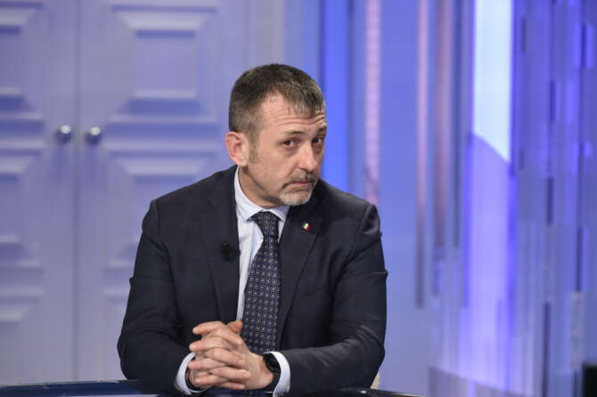 Più galera contro i femminicidi: la ricetta di Delmastro è un’illusione