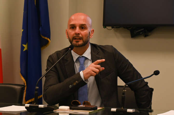 Nicola Procaccini, il fascista del giorno e quel braccio teso sempre pronto ad alzarsi…