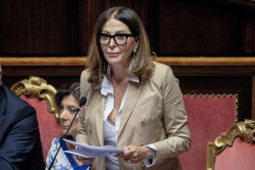 Perché la Santanché si deve dimettere: non per l’inchiesta ma per i toni