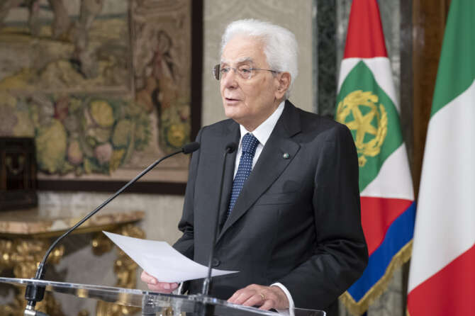 Il pessimo discorso di Mattarella: attacca il Parlamento e dice frasi fatte sui migranti