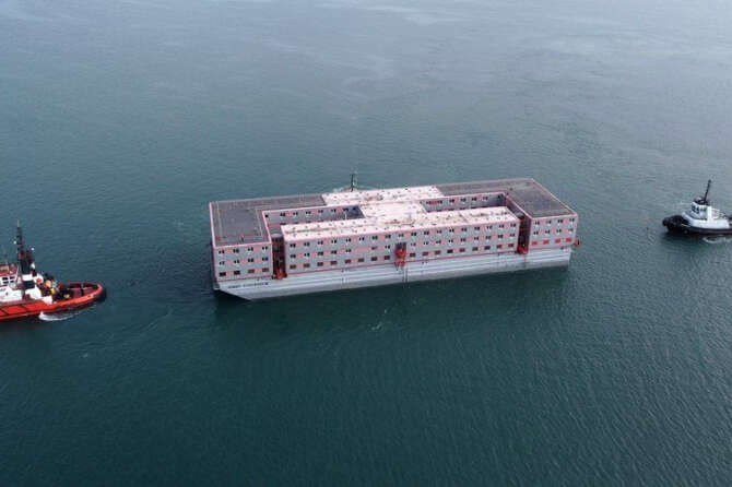 Perché l’Inghilterra ospita 500 migranti sopra una chiatta