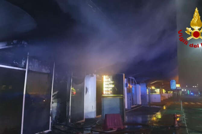 Incendio nell’aeroporto di Catania, ore di panico per i viaggiatori: voli sospesi fino a mercoledì