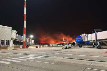 Brucia la Sicilia, i roghi più intensi a Palermo: aeroporto chiuso e poi riaperto (solo per voli in partenza)