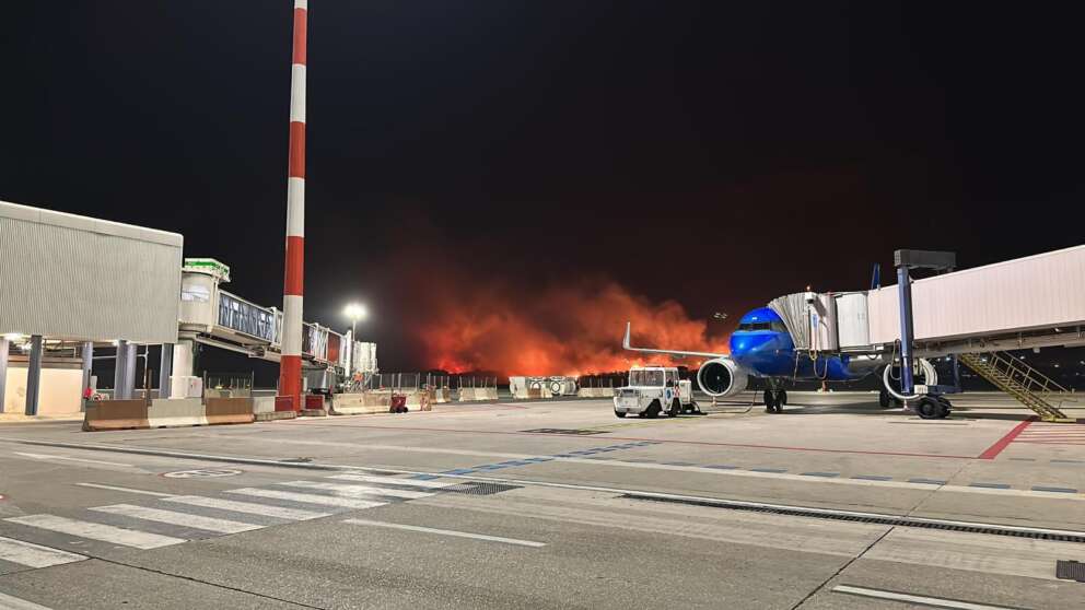 Brucia la Sicilia, i roghi più intensi a Palermo: aeroporto chiuso e poi riaperto (solo per voli in partenza)