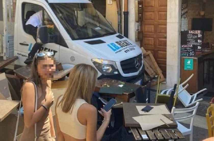 Furgone piomba sui tavolini dei locale nel centro di Cagliari: panico e 15 feriti, forse problema ai freni