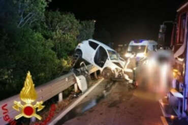 Terribile incidente nella notte, quattro vittime nel Foggiano: morte due bambine e la madre