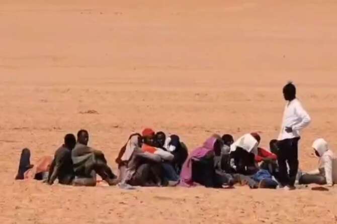 Deportati da Saied e lasciati morire