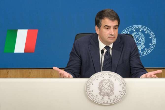 Terza rata del Pnrr tagliata di mezzo miliardo, il governo Meloni ‘rimanda’ gli studentati per sbloccare i soldi da Bruxelles