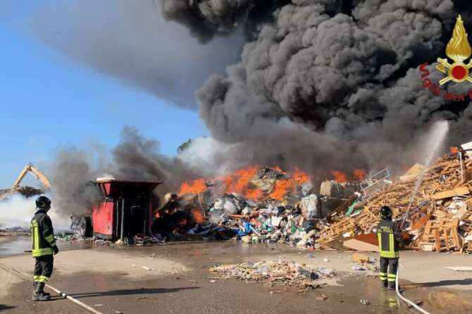 Grande incendio in una discarica a Ciampino: “Tenete le finestre chiuse”