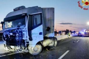 Tir invade la corsia opposta sull’autostrada A1 sfondando lo spartitraffico in cemento: traffico in tilt