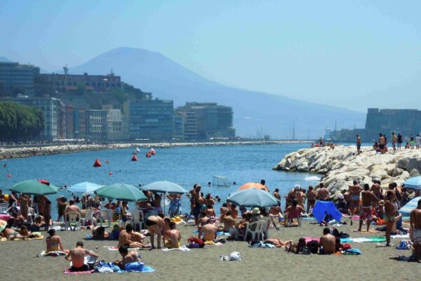 Mare sporco a Napoli, tra divieto (temporaneo) di balneazione e chiazze verdi: cosa sta succedendo