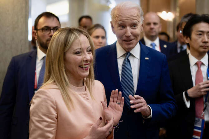 Meloni da Biden, prima missione della premier in USA: “Una mosca bianca di destra alla Casa Bianca”