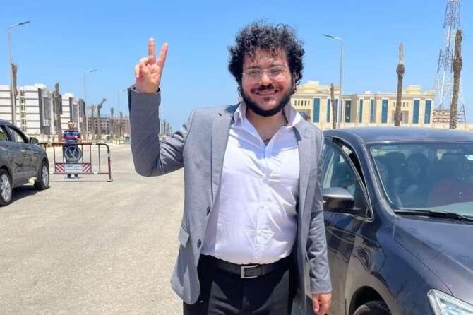 Il presidente egiziano al-Sisi concede la grazia a Zaki dopo la condanna a 3 anni di carcere: “Oggi Patrick sarà in Italia”