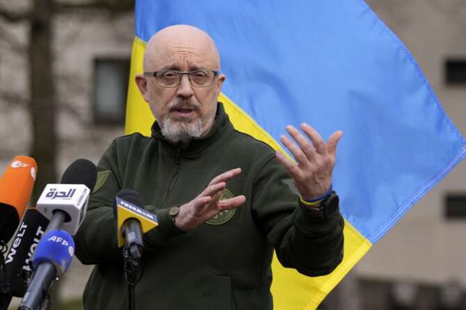 Guerra in Ucraina, il ministro della Difesa ammette: “Controffensiva in ritardo, rallentati dalle mine russe”