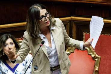 Santanchè si difende in Senato, la maggioranza ‘tiepida’ con la ministra: “Contro di me campagna d’odio, non sono indagata”