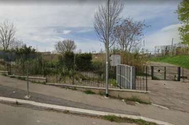 Scheletro di una donna trovato in un parco di Roma: lì da almeno un anno, al collo una catenina