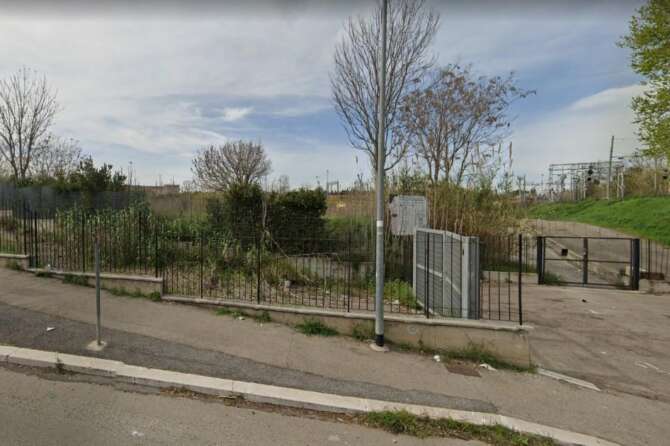 Scheletro di una donna trovato in un parco di Roma: lì da almeno un anno, al collo una catenina