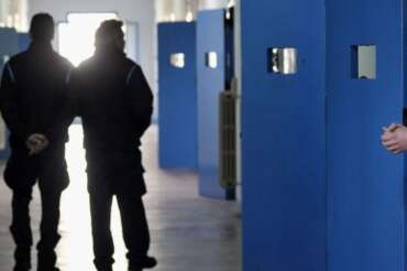 Dieci agenti accusati di torture nel carcere di Reggio Emilia: “Picchiato mentre ero per terra”