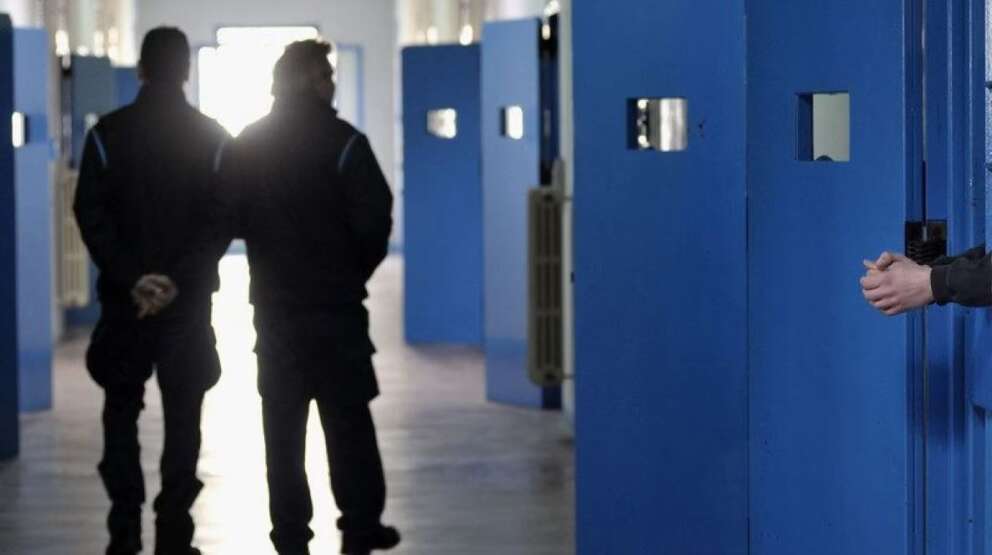 Dieci agenti accusati di torture nel carcere di Reggio Emilia: “Picchiato mentre ero per terra”