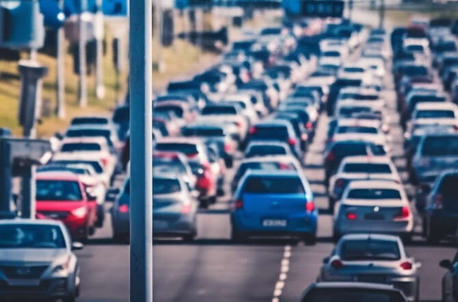 Tir salta carreggiata e si schianta sul guardrail, tre feriti di cui uno grave: traffico bloccato sull’A8