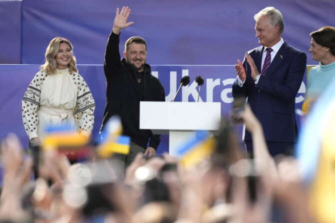 Ucraina nella Nato, il compromesso degli alleati con Zelensky: “Futuro è nell’Alleanza, ma quando ci saranno le condizioni”
