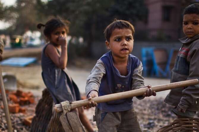 Schiavizziamoli e traffichiamoli casa loro: l’indifferenza sulla tratta dei migranti bambini