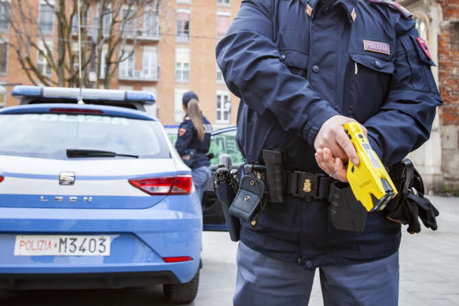 Gira nudo per strada, abbattuto col taser “per il suo bene”