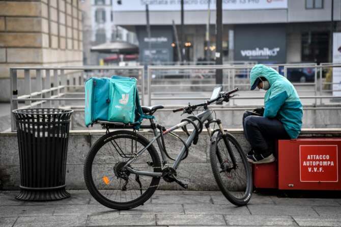 Rider uguale sfruttamento: caporalato digitale e morti per un cheeseburger, altro che sharing economy