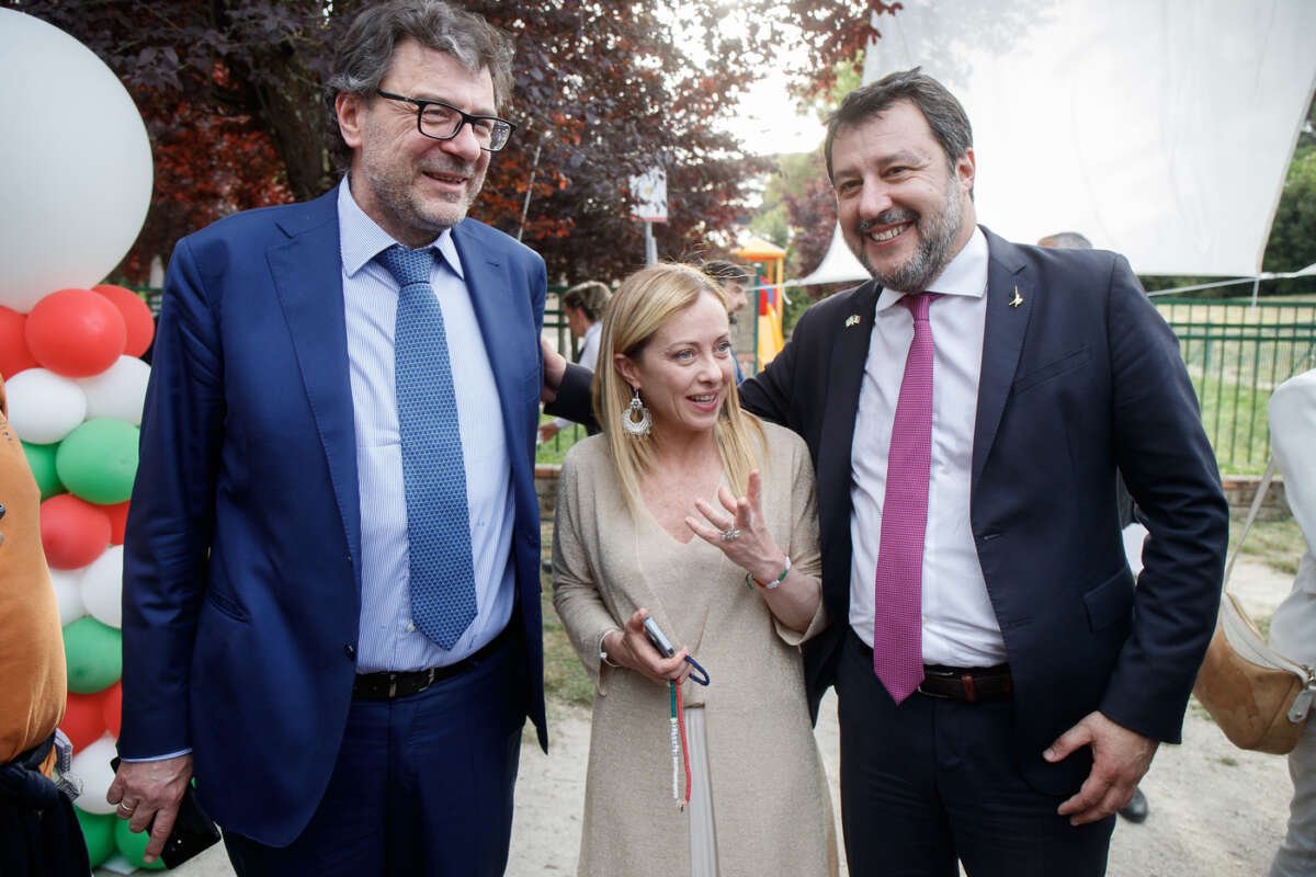 Governo Meloni in panne, altro che “uniti e compatti”: la fronda leghista sulla Manovra e i richiami di Mattarella sui poveri