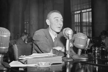 Quando Oppenheimer andò contro la bomba atomica, altro che Stoltenberg