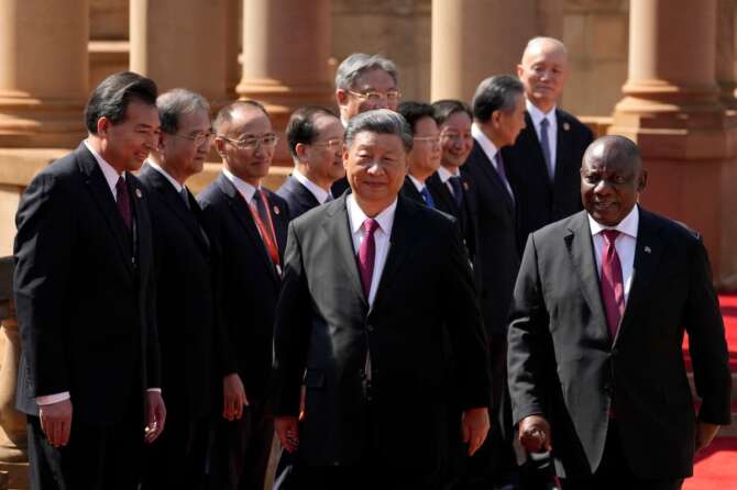 Si riuniscono i BRICS in Sudafrica: il progetto di una nuova moneta comune contro il dollaro americano