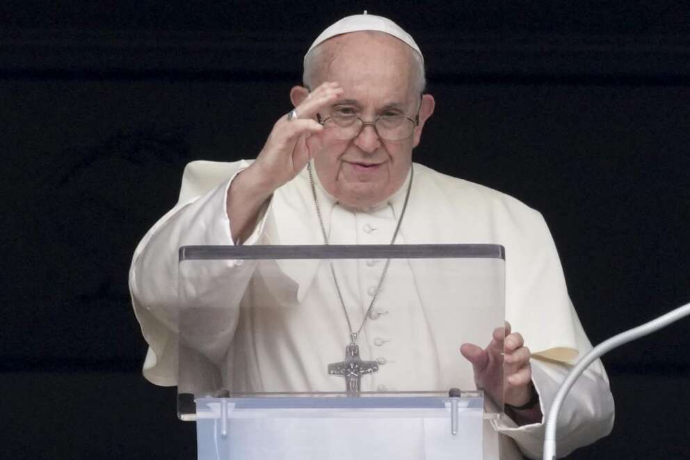 “Gay e trans vanno accolti, la Chiesa cambia”: le sberle di Papa Francesco alla destra