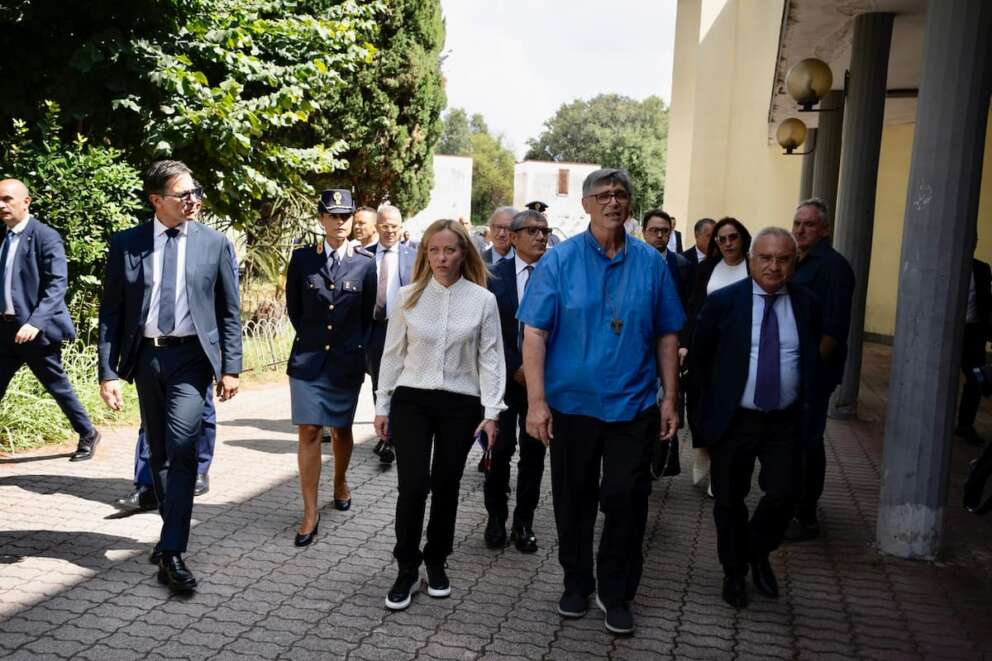 Meloni a Caivano, la visita della premier dopo gli stupri: “Parco Verde sarà bonificato”
