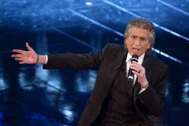 Toto Cutugno e quell’oscena autoradio nella mano destra dell’“italiano vero”