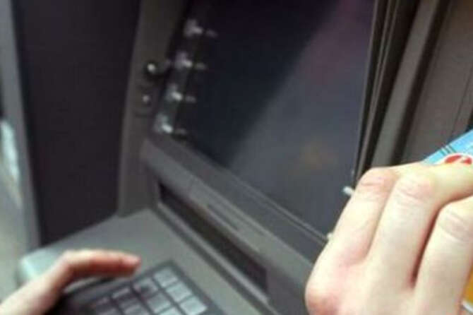 Che cos’è lo skimmer la truffa del bancomat