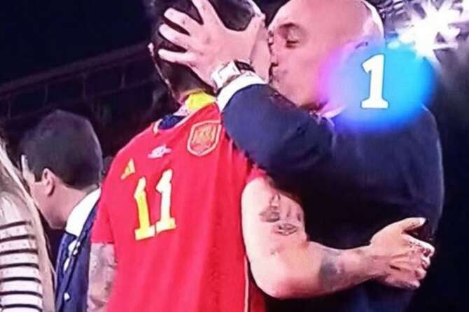 Bacia sulla bocca la campionessa del mondo Jenni Hermoso, bufera sul Presidente del calcio spagnolo Rubiales