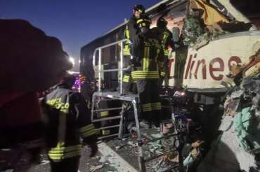 Incidente in A4, 15 feriti nel tamponamento bus-tir: gravi due minori e una donna